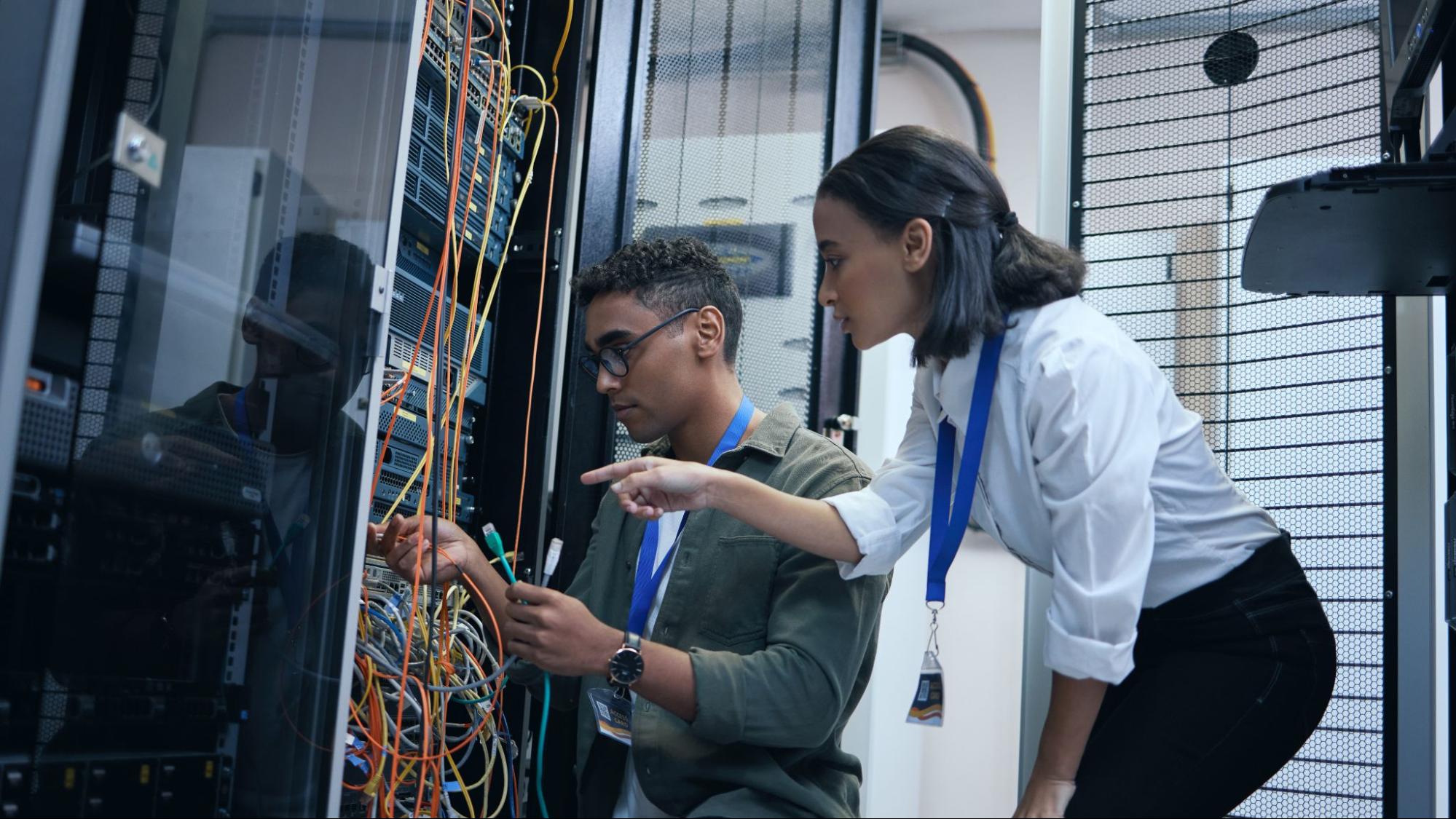 implementacion-servidores-hiperconvergentes-nutanix-dell Equipo de profesionales configurando servidores modernos como parte de una infraestructura hiperconvergente con soluciones de Nutanix o Dell.