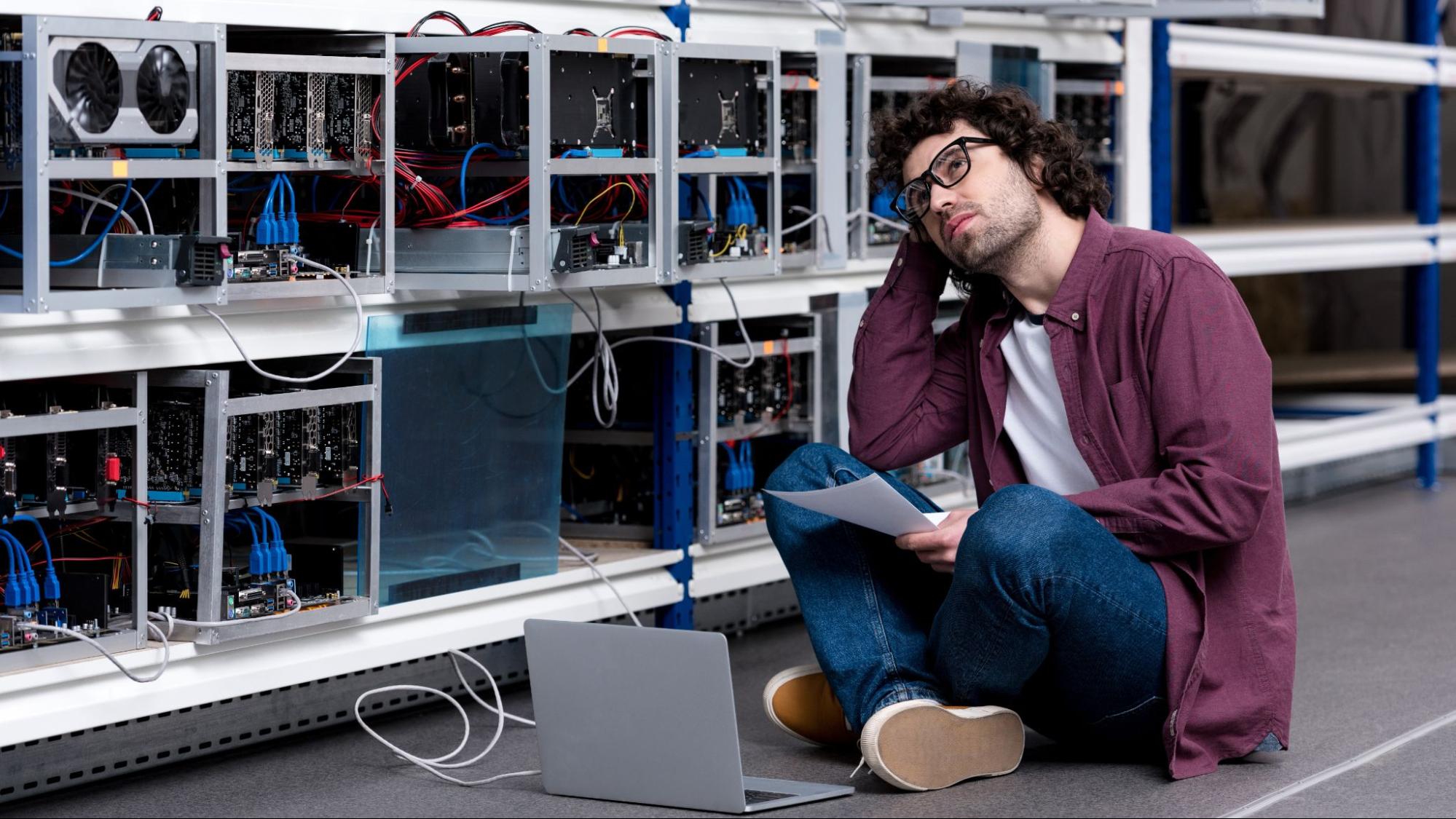 infraestructura-tradicional-problemas-ti Técnico de TI enfrentando problemas con una infraestructura tradicional compleja y difícil de gestionar.