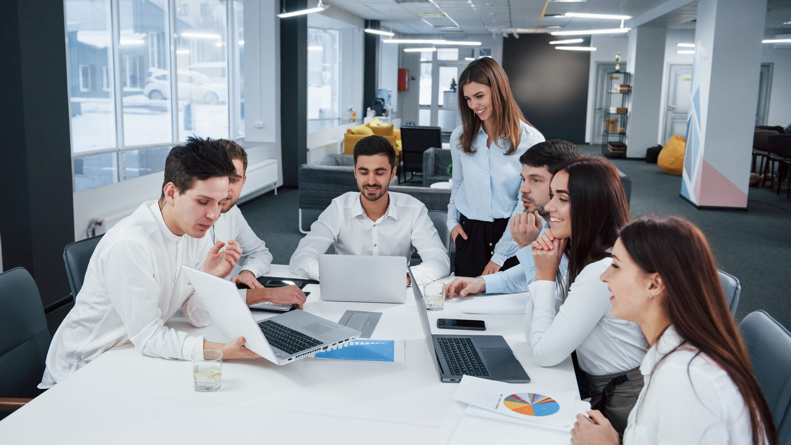 Equipo empresarial en Nicaragua implementando soluciones de Cloud Security