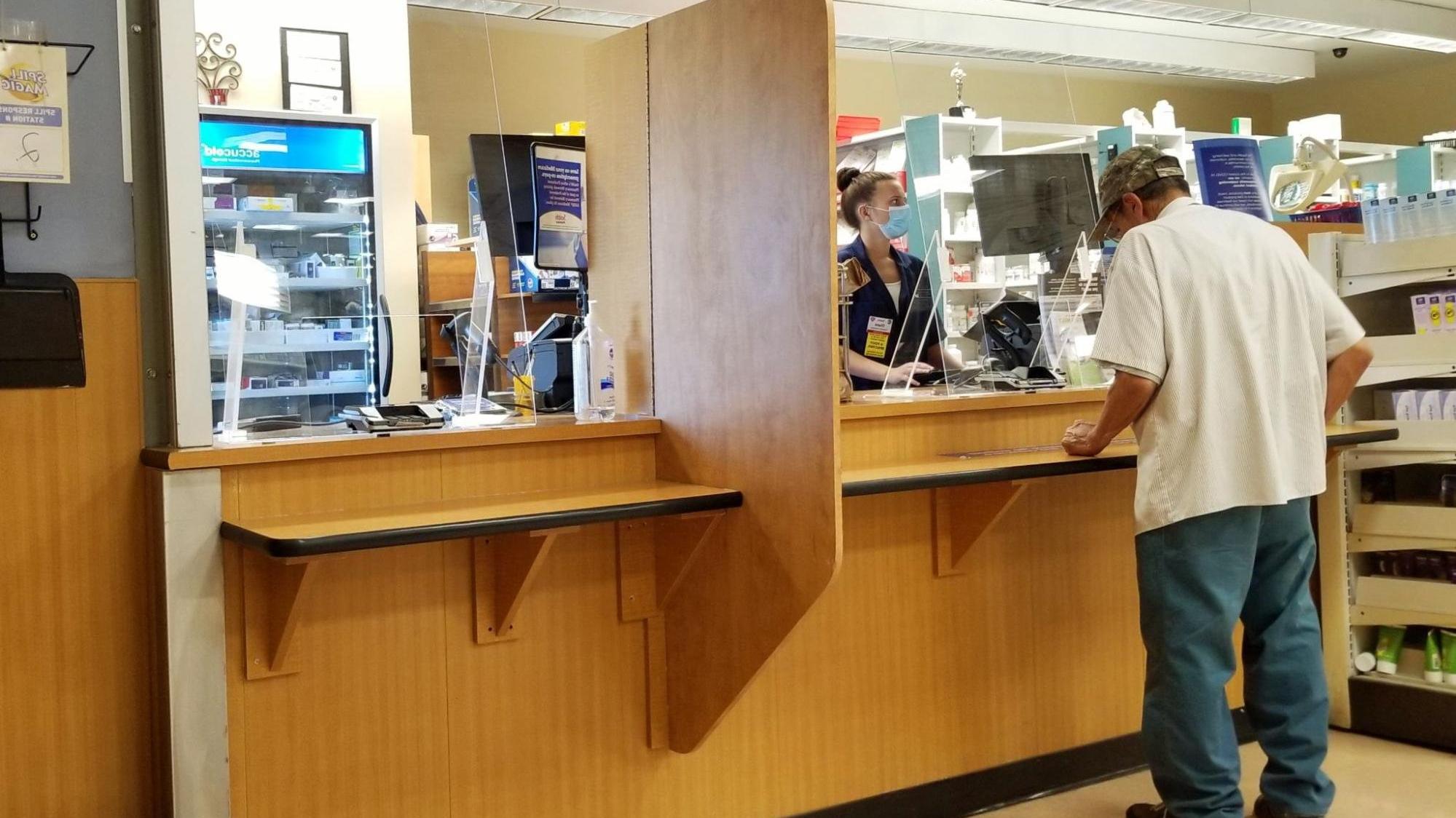 soluciones-it-servidores-empresariales-nicaragua Mostrador de atención con medidas de seguridad y tecnología en farmacia de Nicaragua